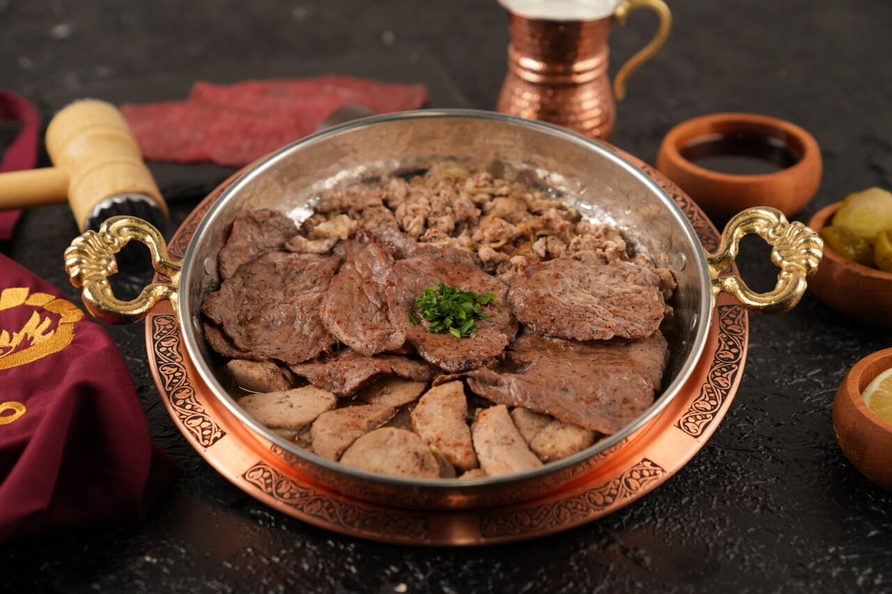 صينية مشكل بيضات نخاعات وشرحات وسناسل